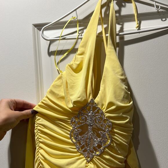 Yellow Cache’ Silk Crystal Detailed Gown size 2 - Picture 2 of 9